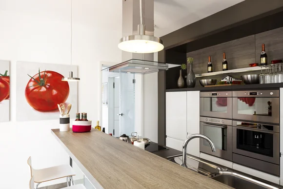 Moderne Küche mit Kochinsel